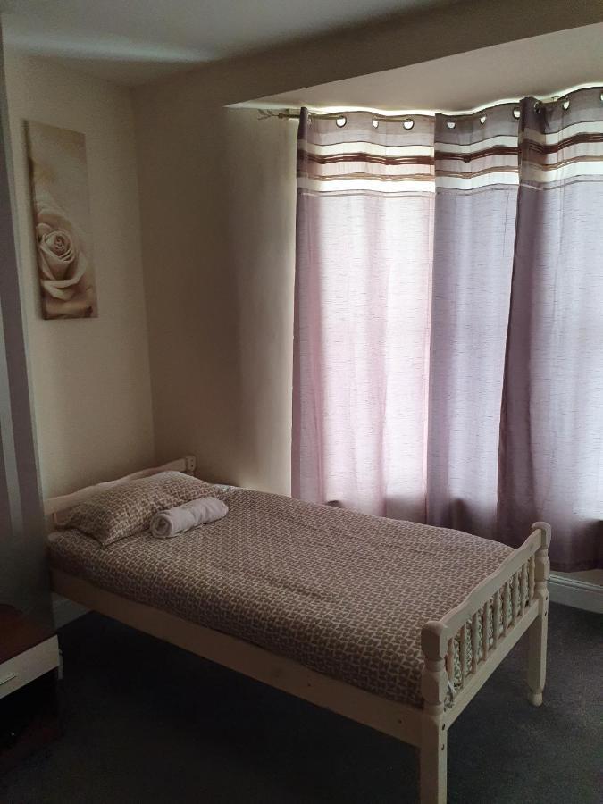 Guest house 12 Person 6 Bedroom Self Catering House Liverpool