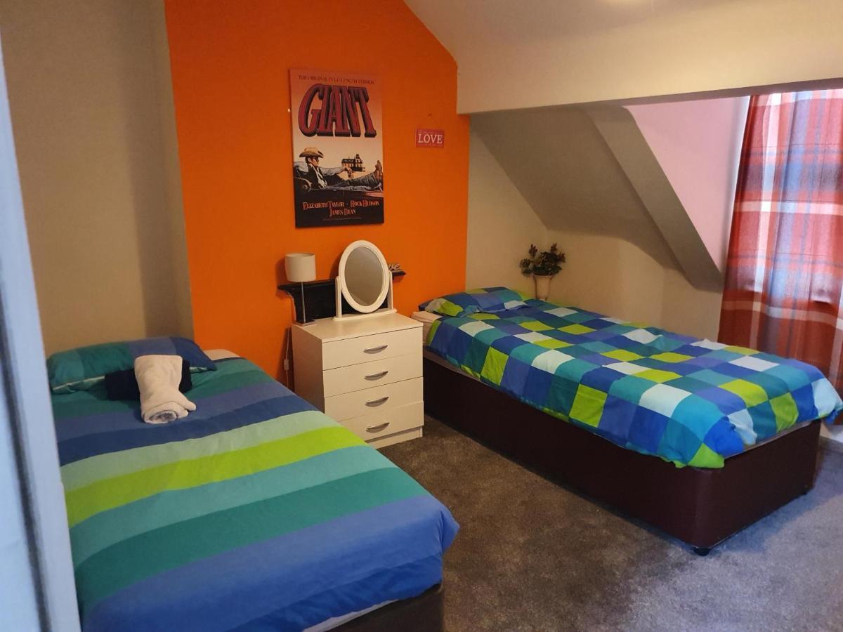 12 Person 6 Bedroom Self Catering House Liverpool