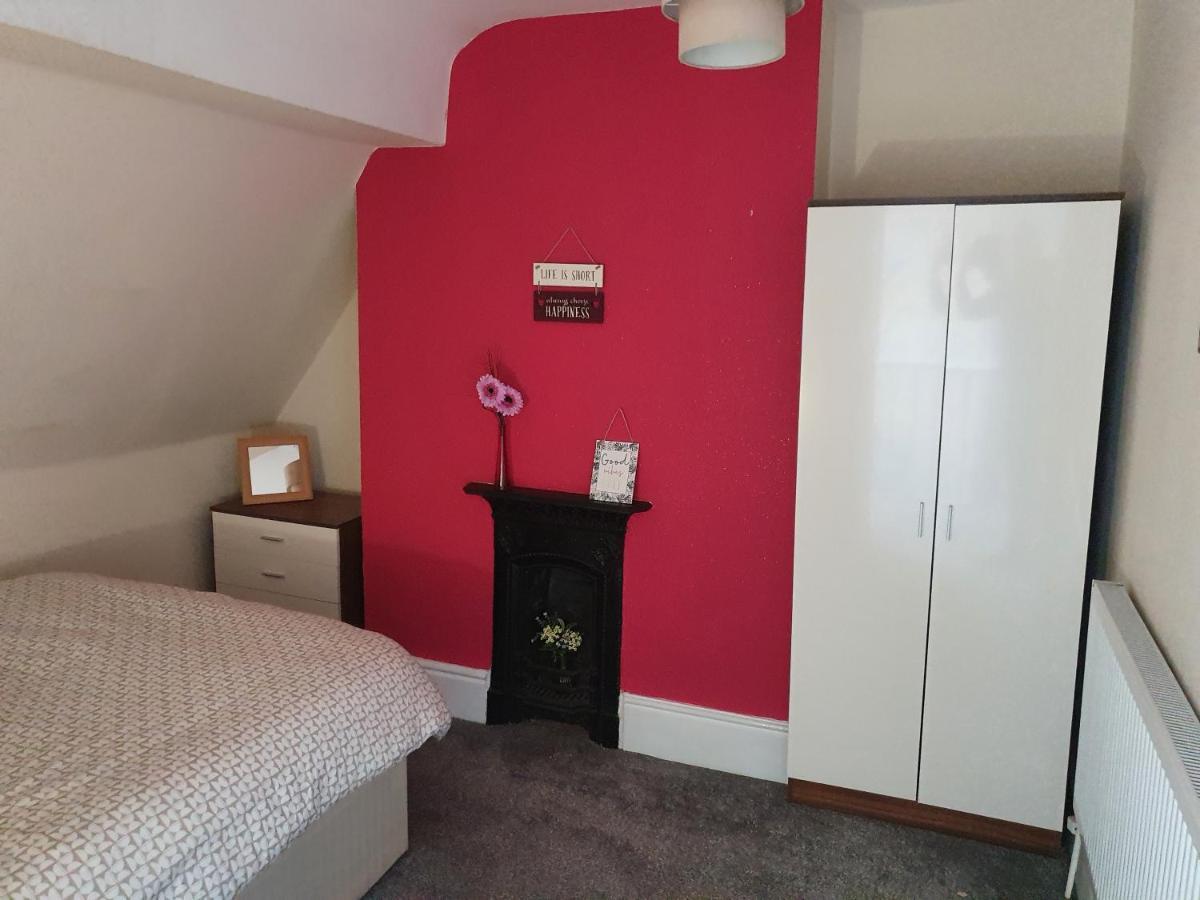 12 Person 6 Bedroom Self Catering House * Liverpool