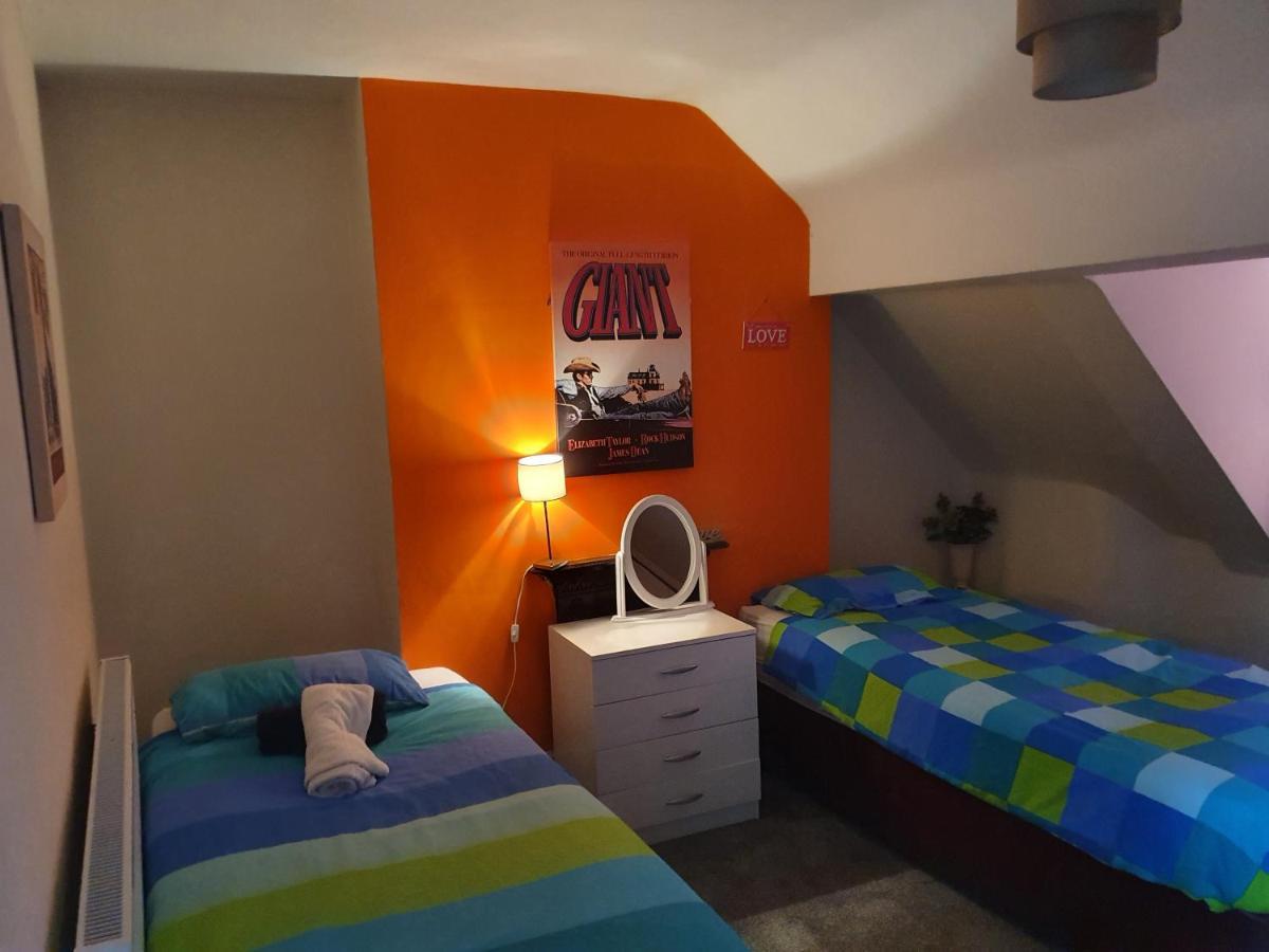 12 Person 6 Bedroom Self Catering House *