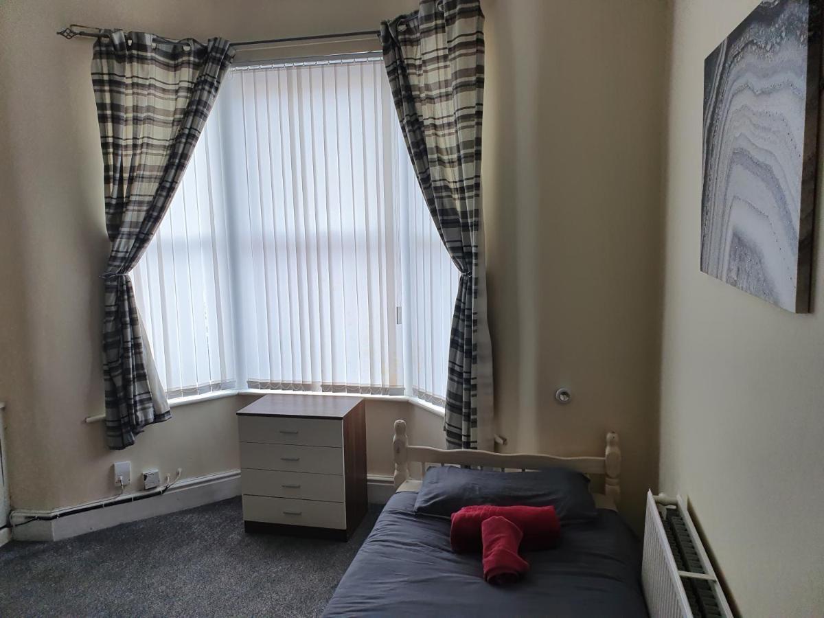 12 Person 6 Bedroom Self Catering House Liverpool