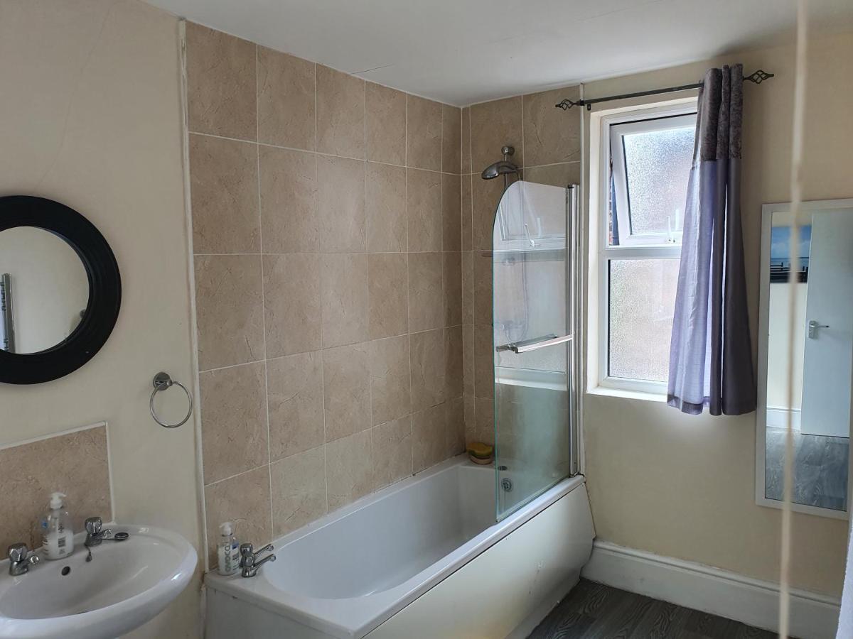 12 Person 6 Bedroom Self Catering House * Liverpool