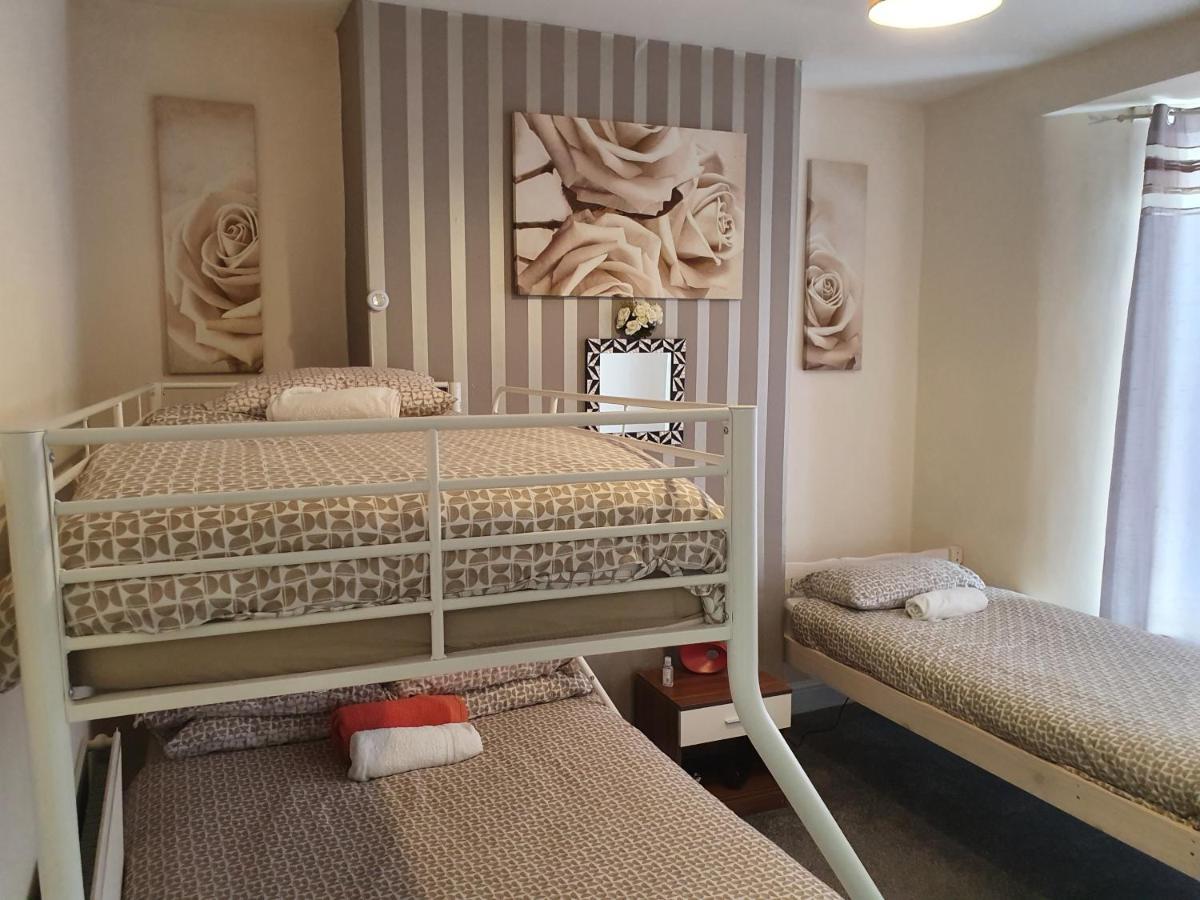 12 Person 6 Bedroom Self Catering House *