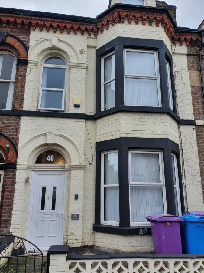 12 Person 6 Bedroom Self Catering House Liverpool
