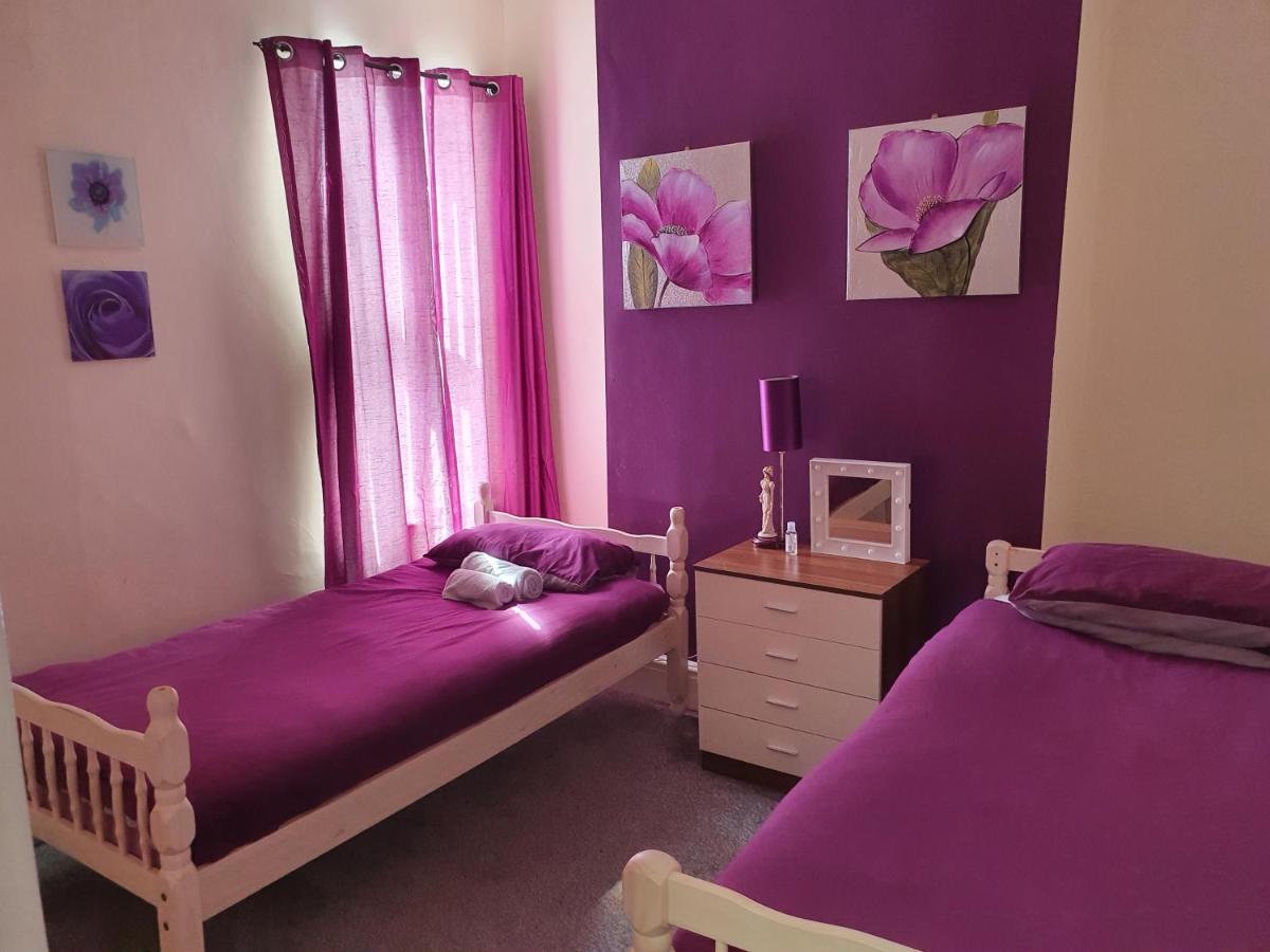 Guest house 12 Person 6 Bedroom Self Catering House Liverpool